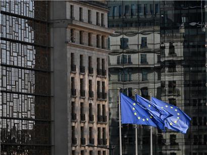 EU-Fahnen wehen vor Tagungsgebäude der EU-Staats- und Regierungschefs symbolisch für fehlenden gemeinsamen Plan in Krisenzeiten