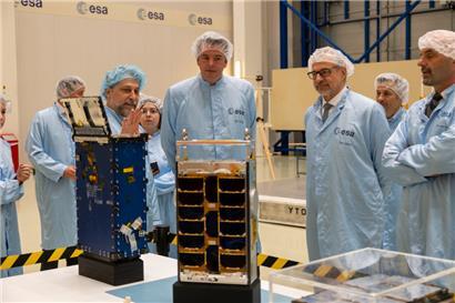 Vor dem „Technik-Juwel“ Juventas (v.l.): Hera-Projektleiter Ian Carnelli, Minister Lex Delles und ESA-Chef Josef Aschbacher
