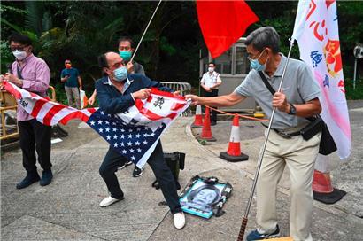 Vor dem US-Konsulat in Hongkong protestierten gestern Pro-Peking-Demonstranten gegen den Besuch der US-Politikerin Nancy Pelosi in Taiwan
