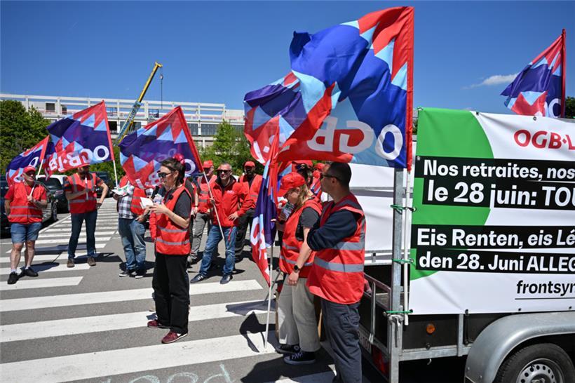 Vor dem Werkstor von Guardian Glass ruft der OGBL die Arbeiter zur Teilnahme an der Demonstration am 28. Juni auf
