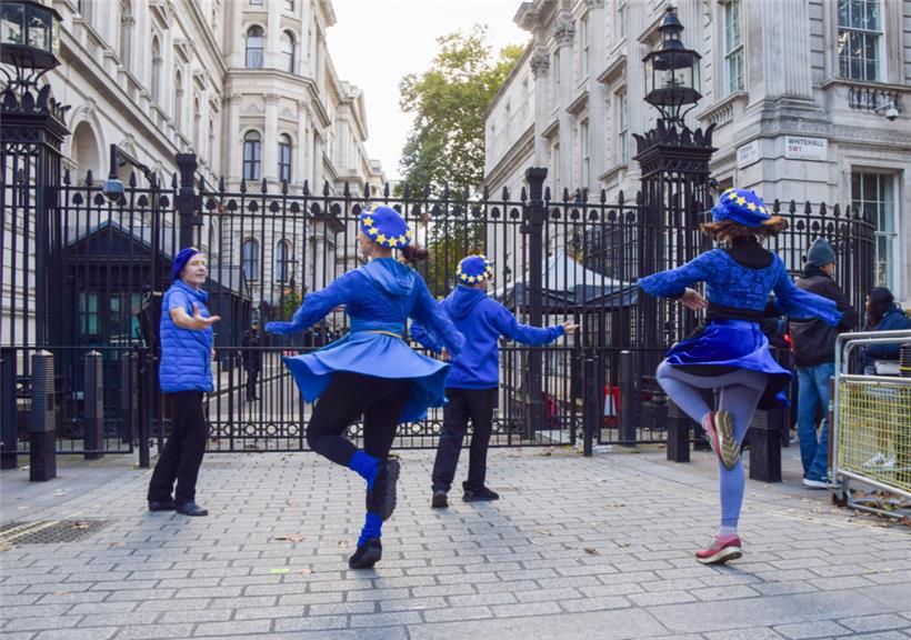 Vor dem Zugang zur Downing Street in London tanzen Anti-Brexit-Demonstranten, die einen Wiedereintritt des Landes in die Europäische Union fordern
