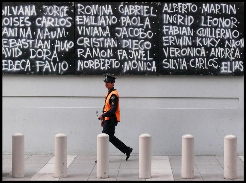 Vor dem jüdischen Gemeindezentrum AMIA. Zu sehen sind die Namen der Opfer des Anschlags von 1994.
