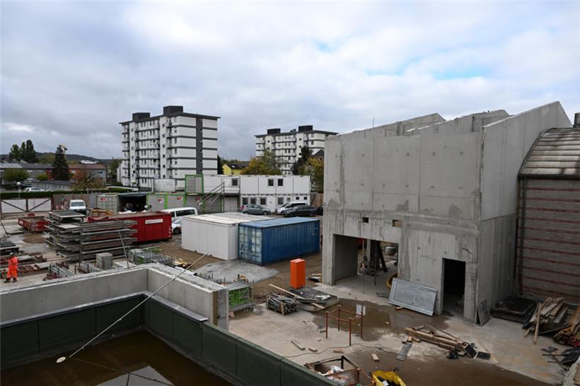 Vor dem neuen Eingangsbereich zur bereits bestehenden Halle zwei wird ein Spielp...
