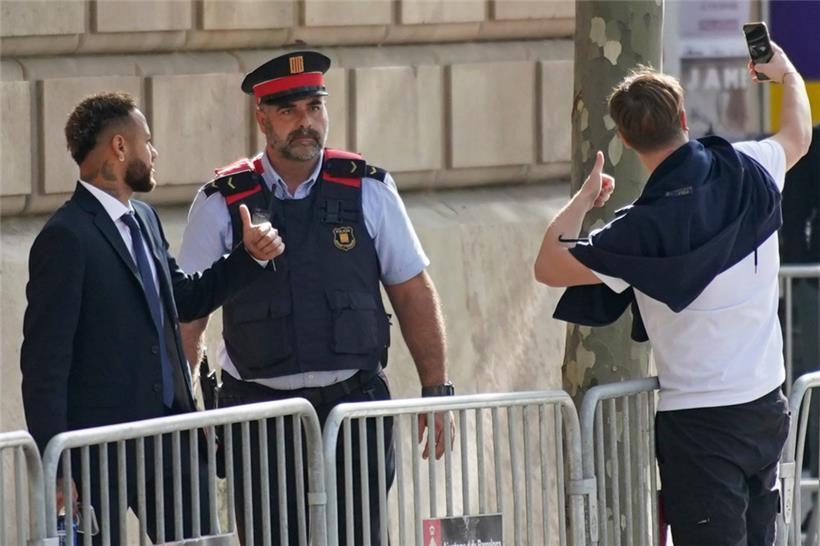 Vor dem zweiten Tag des Prozesses posierte Neymar noch locker für Selfies
