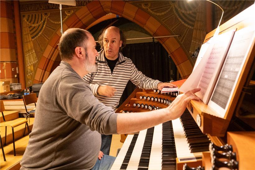 Musiker vergleichen Noten und stimmen Übergänge auf der Empore ab, Kirche dient als Proberaum vor Konzertbeginn