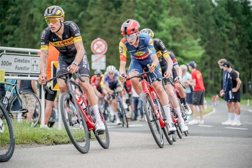 Vor den entscheidenden Bergetappen hat sich Mats Wenzel (M.) in eine gute Ausgangsposition gebracht 
