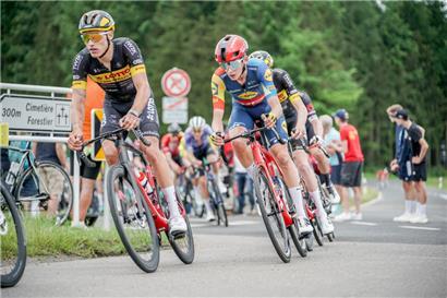 Vor den entscheidenden Bergetappen hat sich Mats Wenzel (M.) in eine gute Ausgangsposition gebracht 
