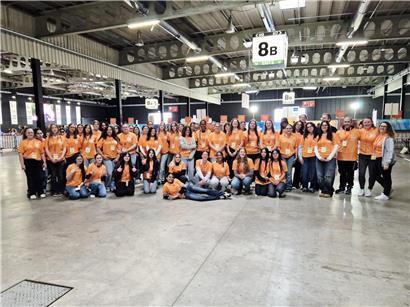 Schülerinnen in Schuluniformen posieren vor der Arbeit für ein Gruppenfoto im Freien