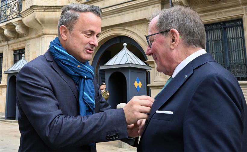 Vor der Audienz mit dem Großherzog wird noch die Krawatte gerichtet
