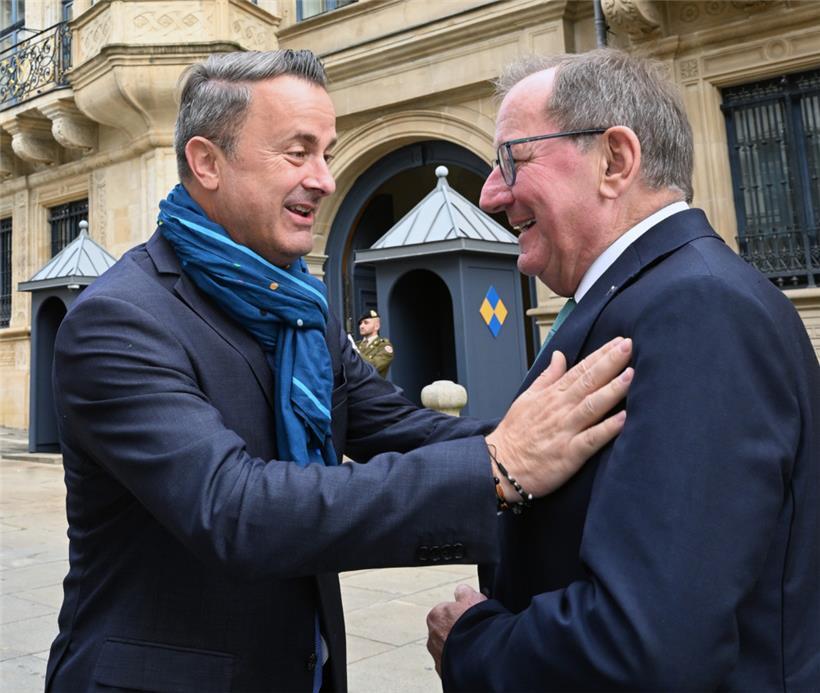 Vor der Audienz wird noch die Krawatte gerichtet: Premierminister Xavier Bettel, seit Montagmorgen nur noch geschäftsführend im Amt, und Chamber-Präsident Fernand Etgen
