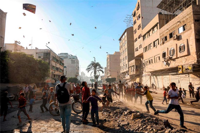 Vor der Ausweitung ihres Krieges ruft die israelische Armee in Flugblättern die Menschen in Gaza dazu auf, die Stadt zu verlassen
