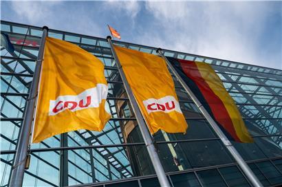 Vor der CDU-Parteizentrale in Berlin: Die Konservativen tun sich schwer mit der Kür eines neuen Vorsitzenden
