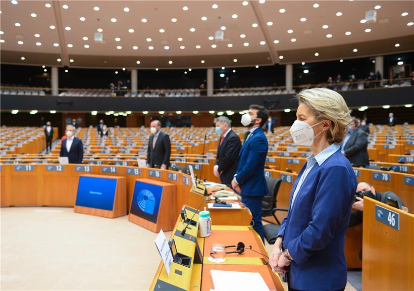 Vor der Debatte über die EU-Impfstrategie wurde gestern im Europäischen Parlament eine Schweigeminute im Gedenken an die Corona-Toten eingelegt
