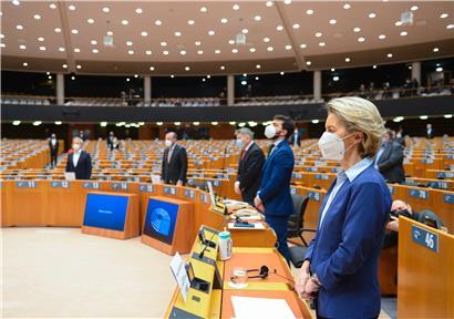 Vor der Debatte über die EU-Impfstrategie wurde gestern im Europäischen Parlament eine Schweigeminute im Gedenken an die Corona-Toten eingelegt
