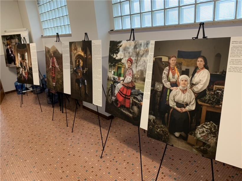 Wegweiser zu ukrainischer Bibliothek in Luxemburg, gegründet 2022, mit klarer Beschriftung auf einem grünen Schild