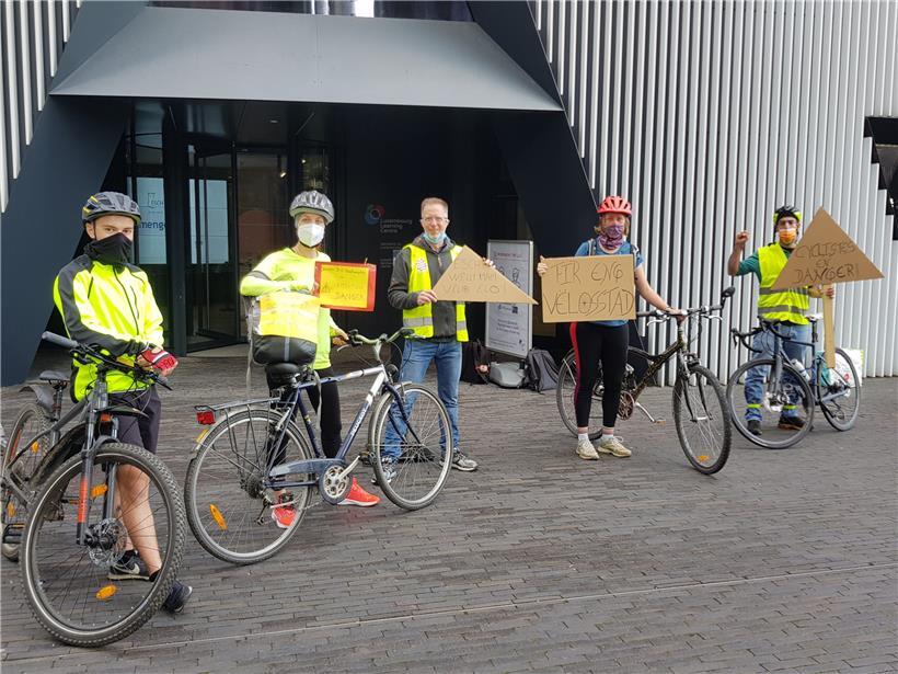 Vor der Gemeinderatssitzung forderten Rad-Aktivisten den Schöffenrat auf, für eine sicherere Rad-Infrastruktur in Esch zu sorgen 
