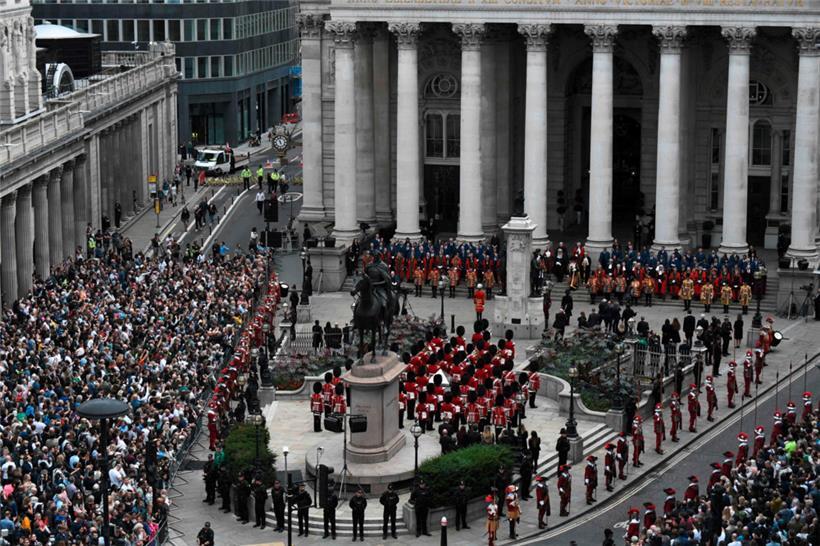 Vor der Royal Exchange im Finanzzentrum von London erfolgte am Samstag eine zweite Proklamation
