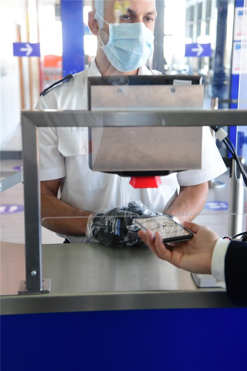 Vor der Sicherheitskontrolle müssen Passagiere ihre Bordkarten selbst scannen. Generell wurde darauf geachtet, dass die Passagiere so wenig Stellen anfassen müssen wie nur möglich. 
