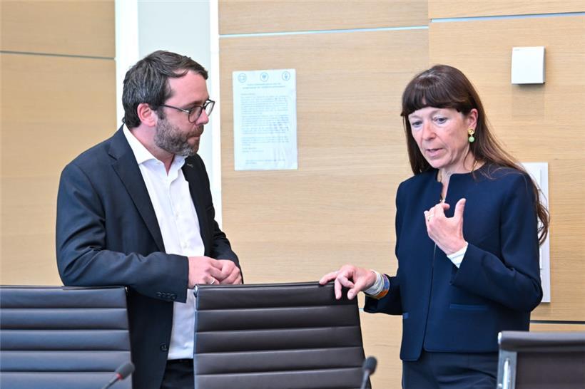 Vor der Sitzung: Kommissionspräsident Charel Weiler (CSV) und die Generaldirektorin der Spuerkeess, Françoise Thoma

