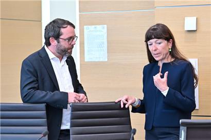 Vor der Sitzung: Kommissionspräsident Charel Weiler (CSV) und die Generaldirektorin der Spuerkeess, Françoise Thoma

