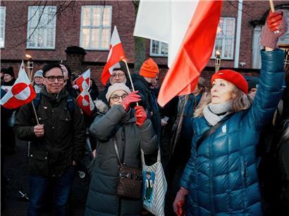 Kundgebung vor US-Botschaft Kopenhagen gegen Trumps Pläne, Protest am Mittwoch mit Teilnehmern und Bannern