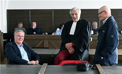 Pierre Reuland, Maître Roland Assa und Guillaume Büchler warten vor der Urteilsverkündung in Gerichtssaal