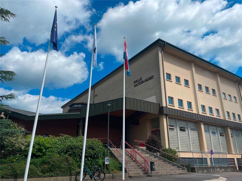 Vor der Victor-Hugo-Halle im städtischen Viertel Limpertsberg wehen am Sonntagmo...
