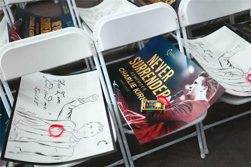 Vor der öffentlichen Gedenkfeier sind Schilder auf Stühlen zu sehen