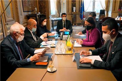 Vor einem Dringlichkeitssitzung zwischen den EU-Außenminister haben sich gestern in Paris Mitglieder der G7-Staaten über Sanktionen gegen Russland ausgetauscht
