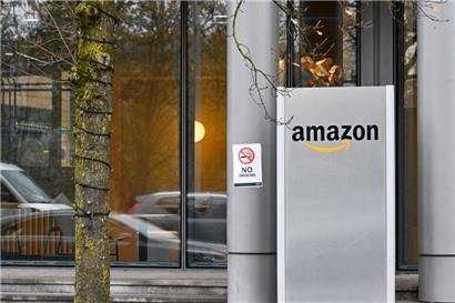 Vor einem Gebäude von Amazon auf Kirchberg
