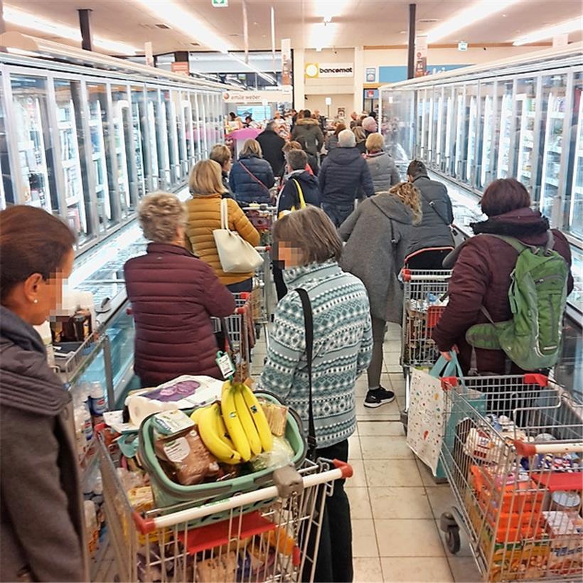 Vor einem Jahr: Hamsterkäufe in Luxemburg – an den Kassen bildeten sich lange Schlangen
