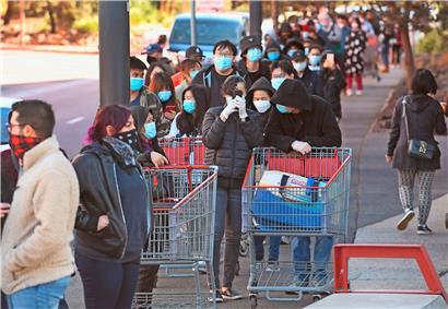 Vor einem Supermarkt in Melbourne bildeten sich lange Warteschlangen. Der Verkaufsschlager war … Klopapier
