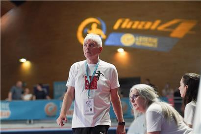 Michel Scheuren mit Red-Boys-Damen im Pokalfinale, jubelndes Team in Sportkleidung auf dem Spielfeld
