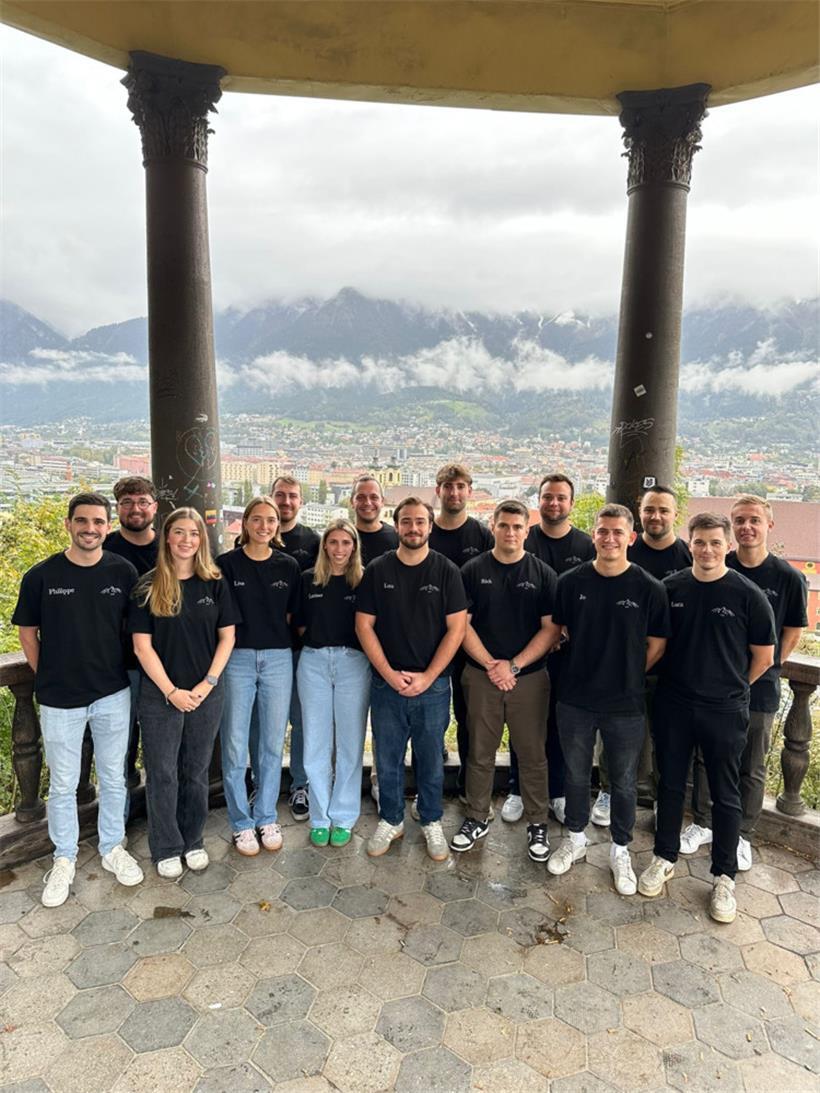 Vor prächtiger Kulisse: der Vorstand der Luxemburger Studenten in Innsbruck
