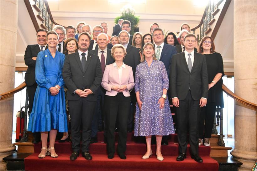 Vor vier Tagen, am 13.7., ist Bettel (2. von links in der ersten Reihe) noch in Luxemburg unter anderem mit EU-Kommissionspräsidentin Ursula von der Leyen (3. von links) zusammengetroffen
