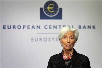 Vor zwei Wochen hatte sich die EZB im Zuge eines Strategiechecks ein neues Inflationsziel gesetzt. Dieses lautet nun 2 Prozent, nachdem es zuvor „unter, aber nahe 2 Prozent“ gelautet hatte. Sparer müssen sich also auf eine noch länger anhaltende Zinsflaute einstellen.
