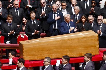 Vorbei an den Staatsgästen, darunter Frankreichs Präsident Emmanuel Macron, dessen finnischem Amtskollegen Alexander Stubb sowie US-Präsident Donald Trump, First Lady Melania Trump und Estlands Präsident Alar Karis, wird der Sarg des Papstes abtransportiert
