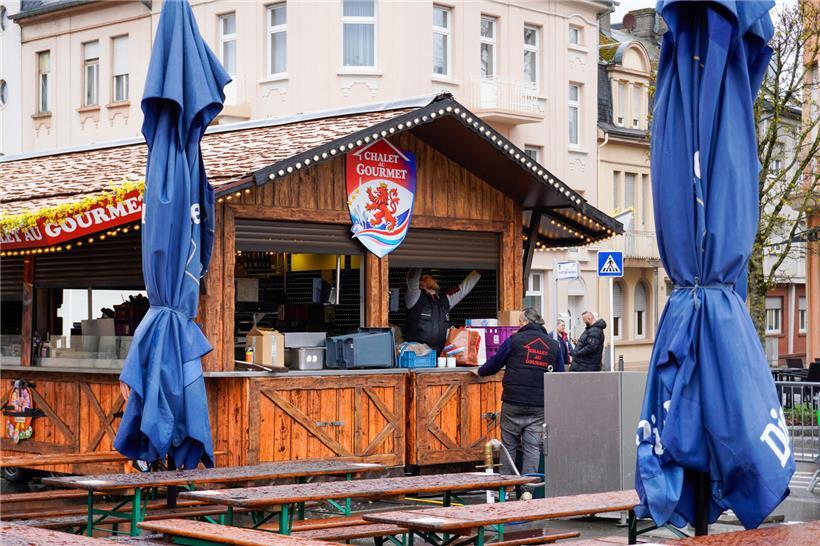 Schausteller bereiten bunte Fahrgeschäfte und Stände für die Osterkirmes in der vergangenen Woche vor
