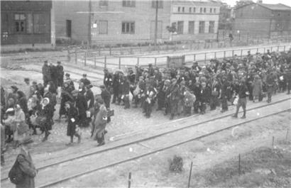 Vorbereitung für die Deportation aus dem Ghetto Litzmannstadt ins Vernichtungslager Chelmno. Die Menschen werden bis zuletzt getäuscht. Ihnen wird gesagt, sie würden ins Reichsgebiet gebracht. Um die Täuschung perfekt zu machen, dürfen 12,5 Kilo Gepäck pro Person mitgenommen werden. 
