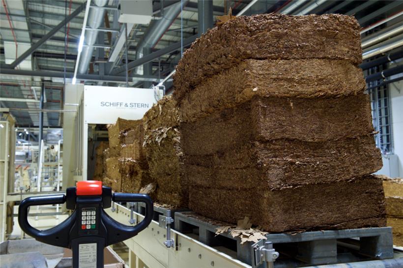 Vorbereitung für die Produktion von Zigaretten: Tabakrohballen