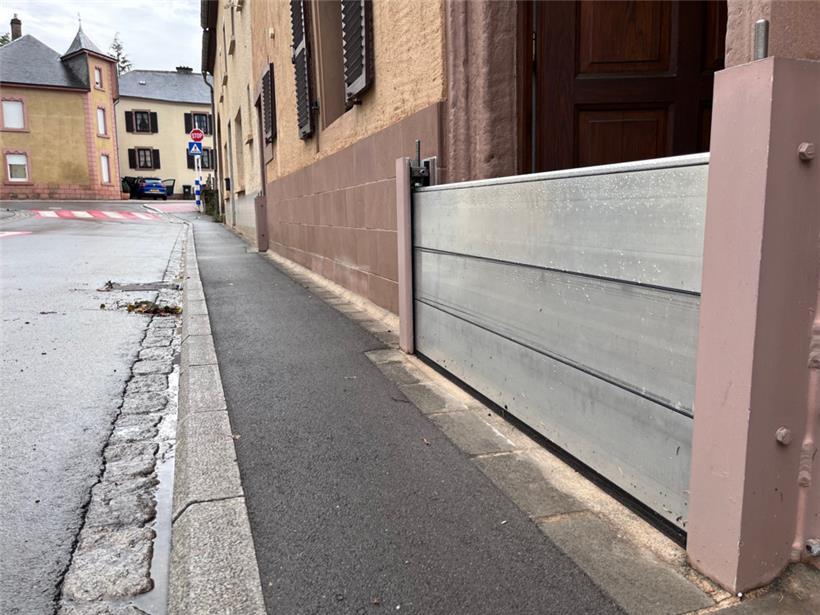 Vorbeugung, damit das Wasser nicht in die Häuser dringen kann, in Vichten
