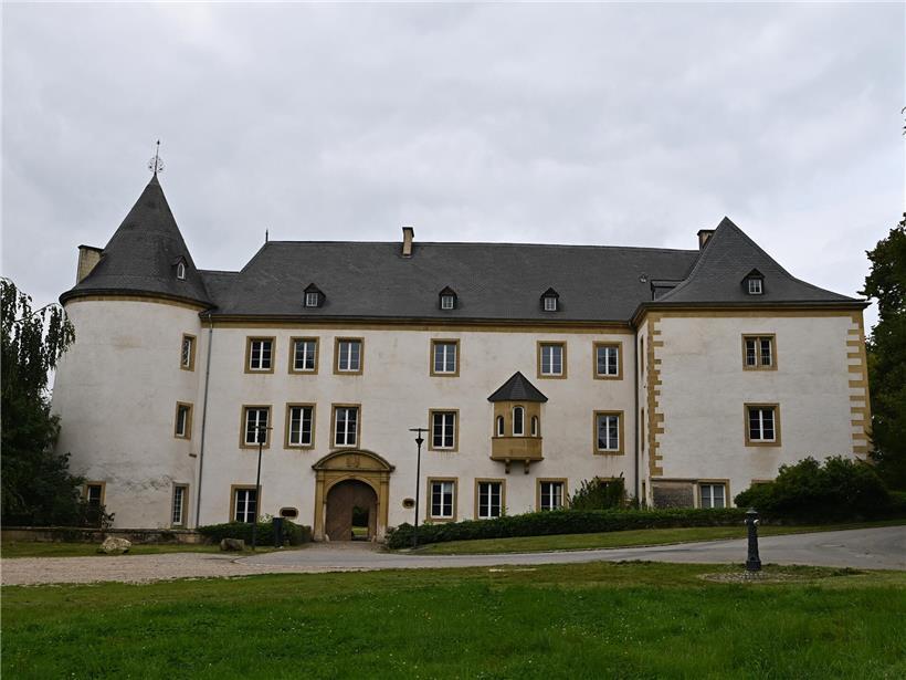 Vorderansicht eines modernen Gebäudes mit Glasfassade und klarem Himmel im Hintergrund