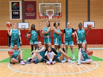 Vordere Reihe (v.l.): Caroline Charles, Lavinia Strelen, Andrea Haris (Coach) mit Lya Manti, Maé Manti, Leisha Burridge; hintere Reihe (v.l.): Amy Salmon, Maella Faye, Olivia Olsen, Akilah Bethel, Dorkas von Arx, Célia Abessolo