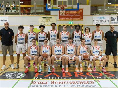 Vordere Reihe (v.l.): David Gordo, Johan Bouttet, Tom Welter, Sam Streef, Steve Lanners, Colin Schanen Sar; hintere Reihe (v.l.): Phil Dejworek (Coach), Raphaël Siebenaler, Ben Schenk, Julian Hammond, Kyle Johnson, Marko Mustafic, Ange Konan Oth, Omar Youssed Essid, Enzo Sanna, Majdi Anan (Assistant-Coach)