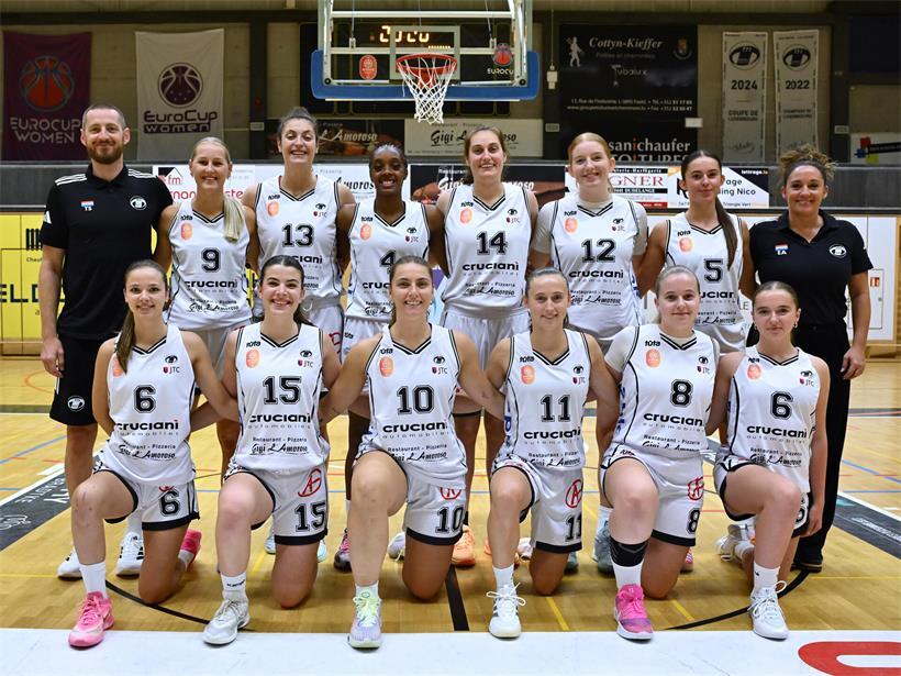 Vordere Reihe (v.l.): Liv Jander, Elsa Guedes, Michelle Dittgen, Catherine Mreches, Lara Jemming, Joy Havé; hintere Reihe (v.l.): Tom Schumacher (Coach), Rocana Burgund, Beatriz Jordão, Shay Winton, Lauren van Kleunen, Laurie Irthum, Dana Wies, Estelle Alff (Assistant-Coach)
