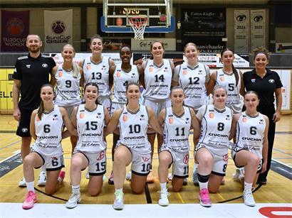 Vordere Reihe (v.l.): Liv Jander, Elsa Guedes, Michelle Dittgen, Catherine Mreches, Lara Jemming, Joy Havé; hintere Reihe (v.l.): Tom Schumacher (Coach), Rocana Burgund, Beatriz Jordão, Shay Winton, Lauren van Kleunen, Laurie Irthum, Dana Wies, Estelle Alff (Assistant-Coach)