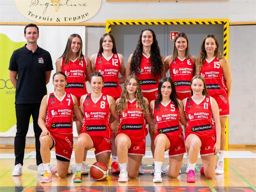 Vordere Reihe (v.l.): Magaly Meynadier, Pauline Marcel, Lilli Fischer, Alexandra Weber, Sophie Beffort Neuman; hintere Reihe (v.l.): Rouven Behnke (Coach), Ella Gallatin, Lesley Leches, Sophia Nolan, Julie Nilles, Myrielle Platte-Behnke