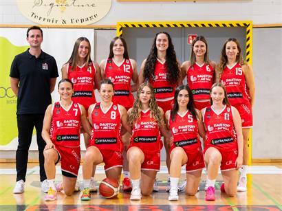 Vordere Reihe (v.l.): Magaly Meynadier, Pauline Marcel, Lilli Fischer, Alexandra Weber, Sophie Beffort Neuman; hintere Reihe (v.l.): Rouven Behnke (Coach), Ella Gallatin, Lesley Leches, Sophia Nolan, Julie Nilles, Myrielle Platte-Behnke