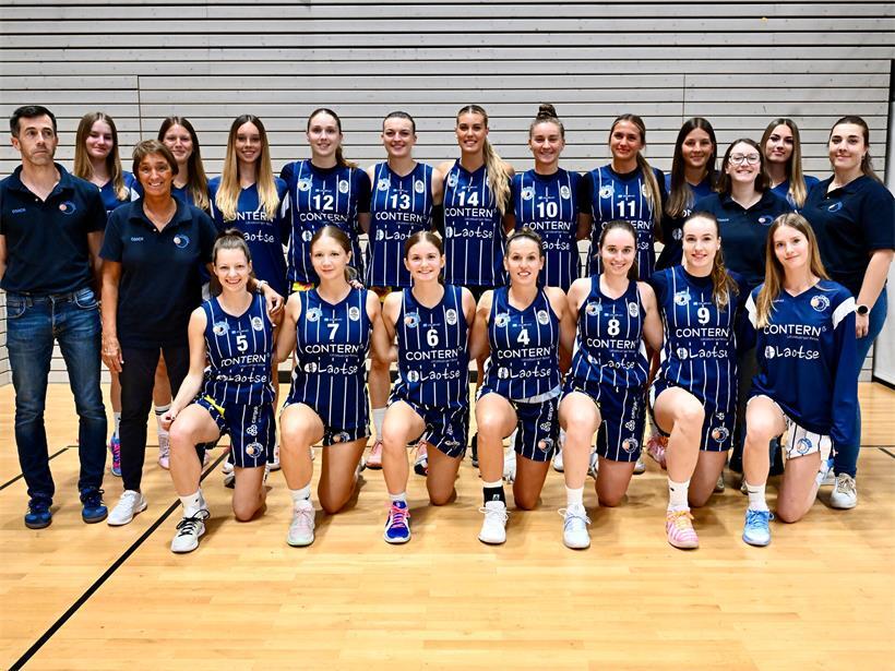 Vordere Reihe (v.l.): Nadine Bourg, Lou Alliaume, Joyce Alliaume, Lou Mathieu, Lina Fapranzi, Kyra Coulon, Zoé Moes; hintere Reihe (v.l.): Dan Gonnering (Assistant-Coach), Orélie Moes, Fabienne Fuger (Coach), Lori Zoller, Lara Wies, Liz Irthum, Claire Lavandier, Marah Dykstra, Esmeralda Skrijelj, Hannah Stines, Lisa Zoller, Sophie Grivet (Assistant-Coach), Julie Braun Silva, Laurence Medinger (Physiotherapeutin)