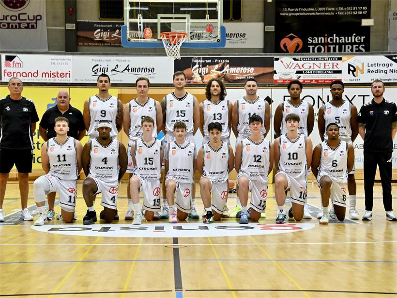 Vordere Reihe (v.l.): Olivier Summer, Denell Stephens, Tom Kloos, Jesse Papa, Daris Honcic, Justin Lux, Uros Malesevic, Fabian Agbodenou, hintere Reihe (v.l.): Yves Defraigne (Coach), Mike Smith (Assistant-Coach), Finn Reisdorffer, Christopher Jack, Andy Eicke, Dino Ceman, Domenick Sleva, Ivan Delgado, Jimmie Taylor, Larry Schmitz (Team-Manager)